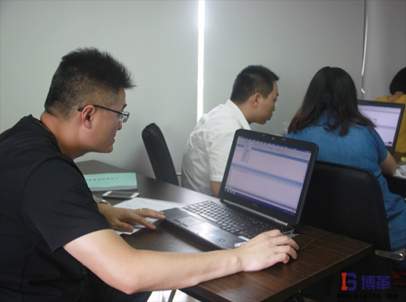 六西格瑪綠帶課程認真聽課的學(xué)員 六西格瑪綠帶課程認真聽課的學(xué)員